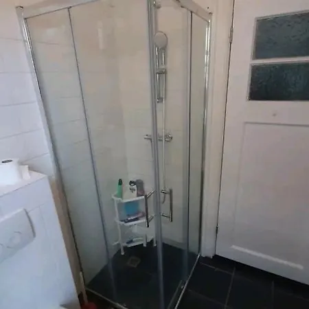 Rum i privatbostad Nicole, Not For Parties, Not A Hotel, With Shared Bathroom, No Kitchen *