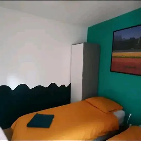 Δωμάτια σε οικογενειακή κατοικία Nicole, Not For Parties, Not A Hotel, With Shared Bathroom, No Kitchen *