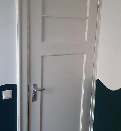 Δωμάτια σε οικογενειακή κατοικία Nicole, Not For Parties, Not A Hotel, With Shared Bathroom, No Kitchen