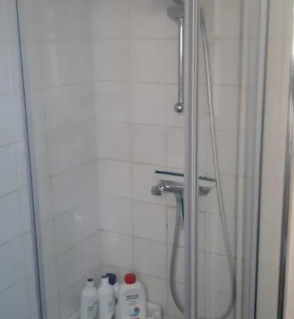 Nicole, Not For Parties, Not A Hotel, With Shared Bathroom, No Kitchen Проживание в семье *