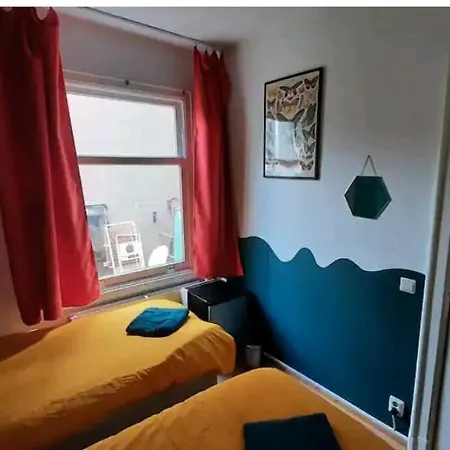 Séjour chez l'habitant Nicole, Not For Parties, Not A Hotel, With Shared Bathroom, No Kitchen